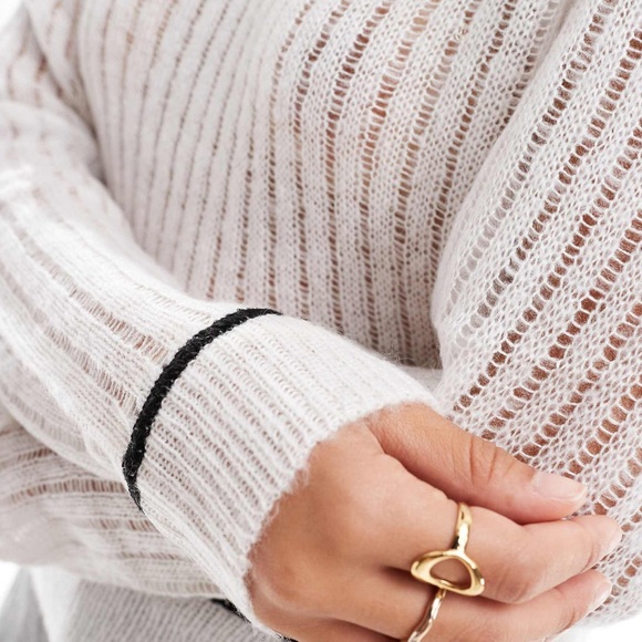 Elegant White Piped Sweater - Picture 3 of 4